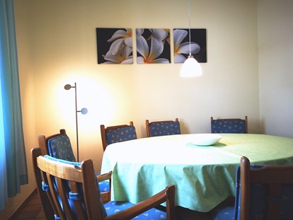 Monteurwohnung - Küche: eigene Küche - Hunsrück - Esszimmer für bis zu 10 Personen - Bernkasteler MoselApartments