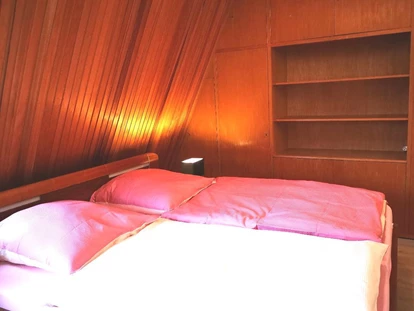 Monteurwohnung - Bettwäsche: Bettwäsche inklusive - Plein - Schlafzimmer im Dachgeschoss - Bernkasteler MoselApartments