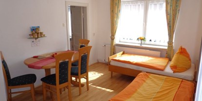 Monteurwohnung - Kühlschrank - PLZ 24223 (Deutschland) - Das Esszimmer mit den 2 Einzelbetten. - DIE Ferienwohnung in Kiel-Kronsburg