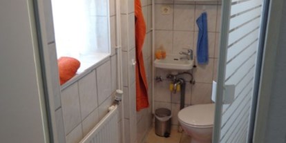 Monteurwohnung - Kühlschrank - Langwedel (Kreis Rendsburg-Eckernförde) - Das Badezimmer. - DIE Ferienwohnung in Kiel-Kronsburg