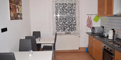 Monteurwohnung - Zimmertyp: Mehrbettzimmer - Küche und Esstische - RoomRental-Zimmervermietung