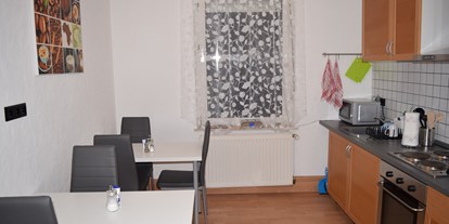 Monteurwohnung - Kühlschrank - Goldenstedt - Küche und Esstische - RoomRental-Zimmervermietung