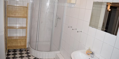 Monteurwohnung - Badezimmer: Gemeinschaftsbad - Goldenstedt Visbek Lohne - Badezimmer mit Dusche - RoomRental-Zimmervermietung