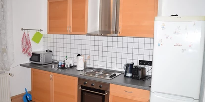 Monteurwohnung - Zimmertyp: Mehrbettzimmer - Voll ausgestattete Küche der Zimmervermietung - RoomRental-Zimmervermietung