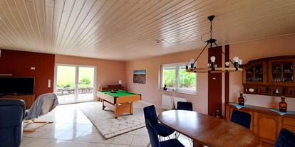 Monteurwohnung - Kühlschrank - Ebergötzen - Wohnbereich mit Billiardtisch - Ferienhaus Am Hemkeberg