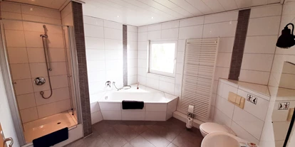 Monteurwohnung - Badezimmer: Gemeinschaftsbad - Scheden - Bad 1. OG, WC mit Dusche und Badewanne - Ferienhaus Am Hemkeberg
