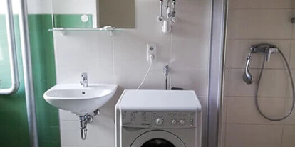 Monteurwohnung - Bettwäsche: Bettwäsche inklusive - Niederpuchheim - Badezimmer mit Waschmaschine - Alte Molkerei
