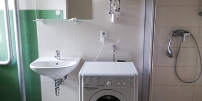 Monteurwohnung - WLAN - Berg (Wels) - Badezimmer mit Waschmaschine - Alte Molkerei
