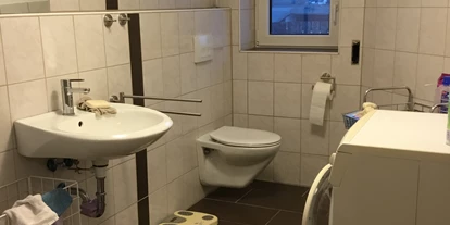 Monteurwohnung - Einzelbetten - Herdwangen-Schönach - Bad mit Waschmaschine, Toilette, Waschbecken und Dusche - Pfeils Ferienwohnung 