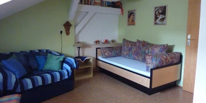 Monteurwohnung - Bettwäsche: Bettwäsche inklusive - Mühltal (Überackern) - Couch und Wohnbereich - Ferienwohnung Altötting