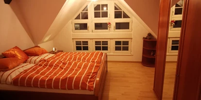 Monteurwohnung - Bettwäsche: Bettwäsche inklusive - PLZ 45891 (Deutschland) - Schlafzimmer 1 mit Doppelbett - Gelsenkirchen, große Dachgeschosswohnung, 2 bis 5 Personen