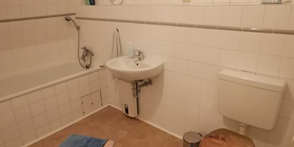 Monteurwohnung - Badezimmer: Gemeinschaftsbad - Bad - Gelsenkirchen, große Dachgeschosswohnung, 2 bis 5 Personen