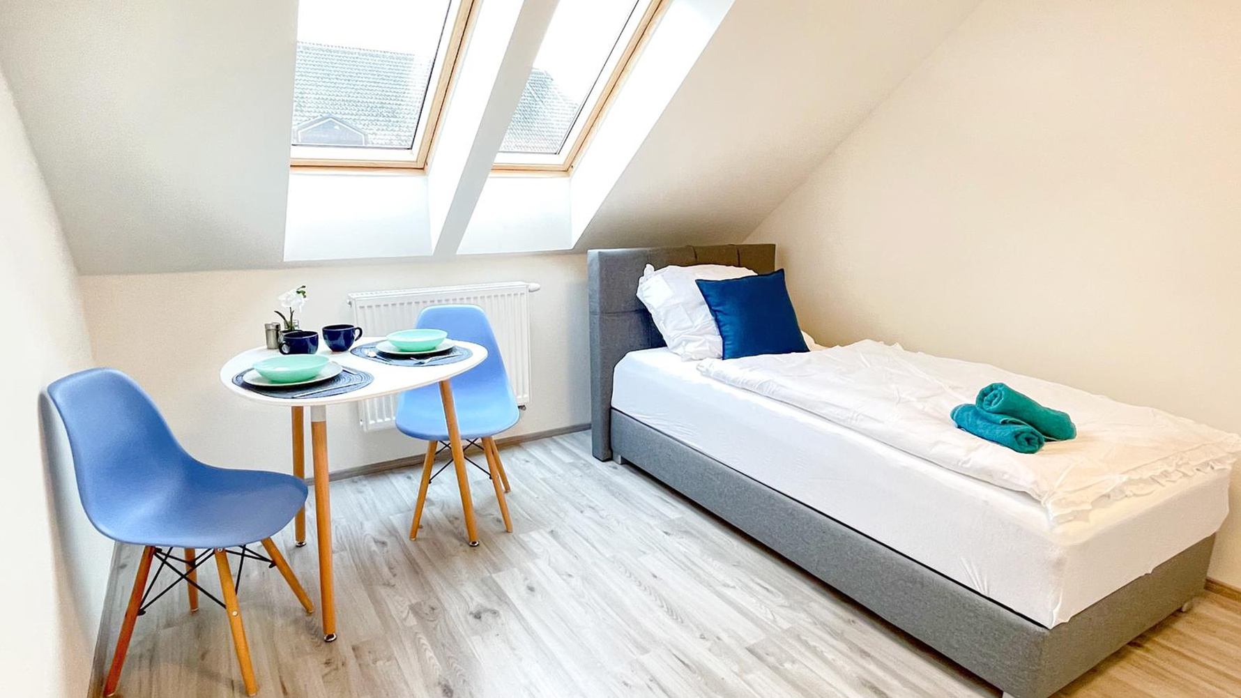 Monteurzimmer - Schlaf- und Sitzbereich in der Kasseler Dachgeschosswohnung - Dachgeschosswohnung in Kassel