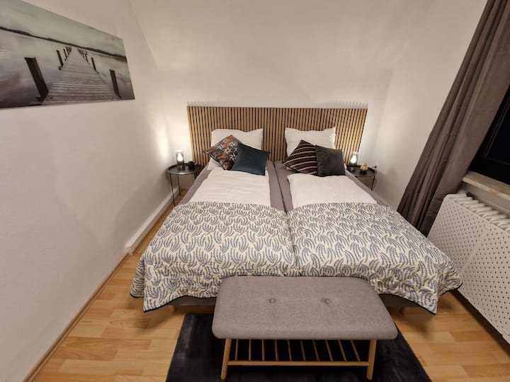 Monteurzimmer - Schlafzimmer der Obergeschosswohnung mit flexibel nutzbarem Boxspringbett - Haus von Opa Klaus – Obergeschosswohnung