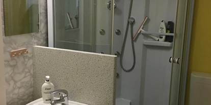 Monteurwohnung - Kühlschrank - Berßel - Dusche mit Waschbecken und Toilette - Apartment Wernigerode