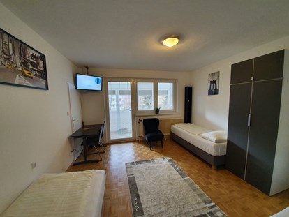 Monteurwohnung - Kühlschrank - Münchendorf - Pro Zimmer sind 2-3 Betten. Jedes Zimmer verfügt über einen Kasten und einen Tisch .
Jedes Zimmer hat einen Smart- TV mit 130 Kanälen. - Arbeiter-& Monteurunterkunft im Bezirk Mödling 