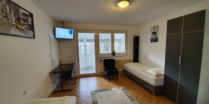 Monteurwohnung - Wien-Stadt Schönbrunn - Pro Zimmer sind 2-3 Betten. Jedes Zimmer verfügt über einen Kasten und einen Tisch .
Jedes Zimmer hat einen Smart- TV mit 130 Kanälen. - Arbeiter-& Monteurunterkunft im Bezirk Mödling 