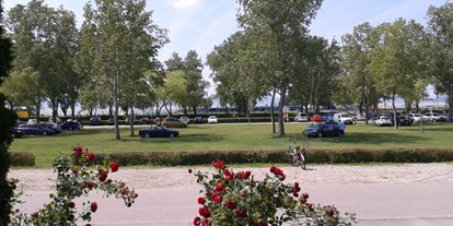 Monteurwohnung - Parkplatz: eigener Parkplatz vorhanden - Mörbisch am See - Parkplatz - Bioweingut & Gästehaus Linde Steiner