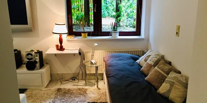 Monteurwohnung - Einzelbetten - Delmenhorst Bungerhof - Ferienwohnung1 Separates Bett im Wohnzimmer  - Haus Silke