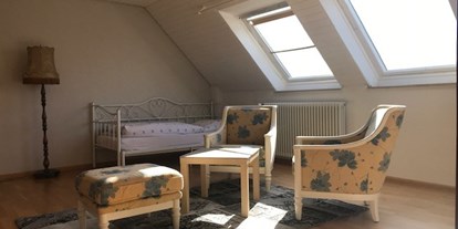 Monteurwohnung - Zimmertyp: Einzelzimmer - PLZ 77933 (Deutschland) - Sitzbereich des Monteurzimmers Engel in Hohberg nahe Offenburg. - ENGEL 