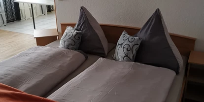 Monteurwohnung - Bettwäsche: Bettwäsche inklusive - Brandis - Schlafzimmer der Monteurwohnung - Grimma 