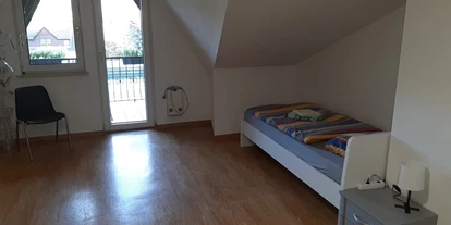 Monteurwohnung - Zimmertyp: Doppelzimmer - Vettelschoß - Schlafraum mit Balkon Penthouse am Rhein - Monteur-/Ferienwohnungen Meng nahe Bonn mit Top Ausstattung