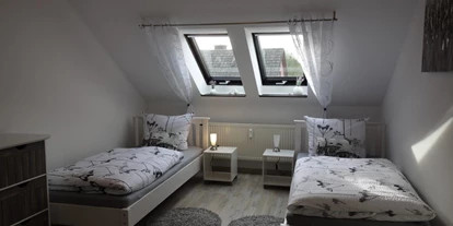 Monteurwohnung - Zimmertyp: Doppelzimmer - PLZ 37075 (Deutschland) - Schlafzimmer mit drei Einzelbetten - Großes Appartement in Niedersachsen Nähe Göttingen, für bis 5 Personen geeignet
