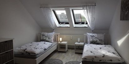 Monteurwohnung - Bettwäsche: Bettwäsche inklusive - PLZ 37574 (Deutschland) - Schlafzimmer mit drei Einzelbetten - Großes Appartement in Niedersachsen Nähe Göttingen, für bis 5 Personen geeignet