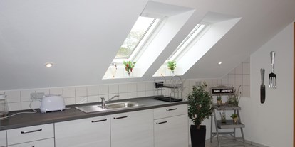Monteurwohnung - Einzelbetten - Uslar - Spüle in einer Einbauküche - Großes Appartement in Niedersachsen Nähe Göttingen, für bis 5 Personen geeignet