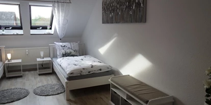 Monteurwohnung - Zimmertyp: Einzelzimmer - PLZ 37075 (Deutschland) - Schlafzimmer mit drei Einzelbetten - Großes Appartement in Niedersachsen Nähe Göttingen, für bis 5 Personen geeignet
