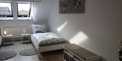 Monteurwohnung - Badezimmer: eigenes Bad - Dassel - Schlafzimmer mit drei Einzelbetten - Großes Appartement in Niedersachsen Nähe Göttingen, für bis 5 Personen geeignet