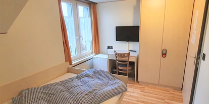 Monteurwohnung - Badezimmer: eigenes Bad - PLZ 8804 (Schweiz) - Einzelzimmer mit eigener Dusche und WC - Hotel Sonne Boardinghouse