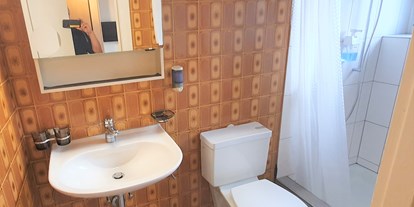 Monteurwohnung - Badezimmer: eigenes Bad - PLZ 8623 (Schweiz) - Dusche & WC Einzelzimmer und Doppelzimmer - Hotel Sonne Boardinghouse