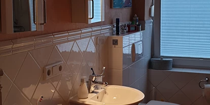 Monteurwohnung - Badezimmer: eigenes Bad - Wöhrden - Zimmer in Lohe-Rickelshof bei Heide