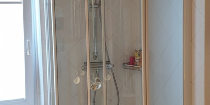 Monteurwohnung - Badezimmer: eigenes Bad - Epenwöhrden - Zimmer in Lohe-Rickelshof bei Heide