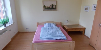 Monteurwohnung - Bettwäsche: Bettwäsche inklusive - Hehlen Brökeln - Monteur Zimmer 1 mit einem 1,4 m Bett - Monteurzimmer-Hehlen