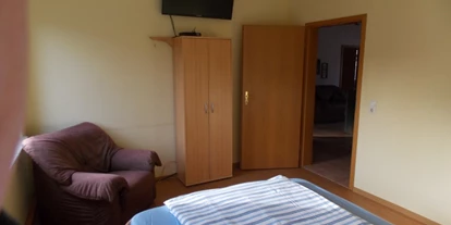 Monteurwohnung - Bettwäsche: Bettwäsche inklusive - Negenborn - Monteur Zimmer 2 mit einem 1,4 m Bett und Fernseher - Monteurzimmer-Hehlen