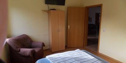Monteurwohnung - Kühlschrank - Hameln - Monteur Zimmer 2 mit einem 1,4 m Bett und Fernseher - Monteurzimmer-Hehlen