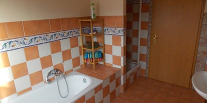 Monteurwohnung - Badezimmer: Gemeinschaftsbad - Bad Pyrmont Eichenborn - Bad mit Badewanne und Dusche - Monteurzimmer-Hehlen