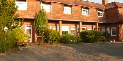 Monteurwohnung - Art der Unterkunft: Apartment - Niedersachsen - Außenansicht Kanalseite - Monteur-Zimmer und -Appartements Großefehn