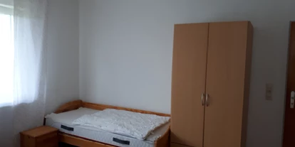 Monteurwohnung - Zimmertyp: Einzelzimmer - Söhrewald - Einzelbett und Schrank - Marion 29 Eberhardt
