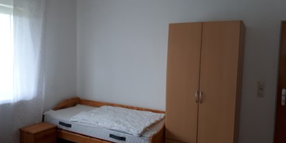Monteurwohnung - Kühlschrank - PLZ 34302 (Deutschland) - Einzelbett und Schrank - Marion 29 Eberhardt