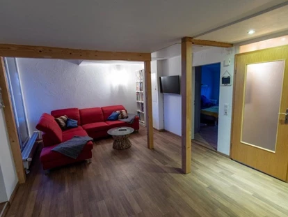Monteurwohnung - Badezimmer: eigenes Bad - Obergröningen - Wohnbereich mit Couch zum Schlafsofa zu machen - Familie Köder 