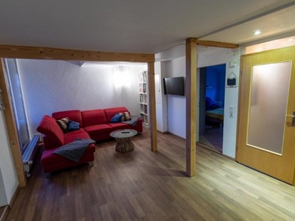 Monteurwohnung - Kaffeemaschine - Bühlertann - Wohnbereich mit Couch zum Schlafsofa zu machen - Familie Köder 