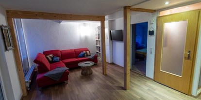 Monteurwohnung - Badezimmer: eigenes Bad - PLZ 74426 (Deutschland) - Wohnbereich mit Couch zum Schlafsofa zu machen - Familie Köder 