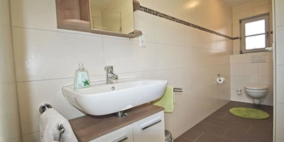 Monteurwohnung - Zimmertyp: Doppelzimmer - Tyrlaching - Ferienwohnung Traunblick - WC - Ferienwohnungen und Apartments Zunhammer