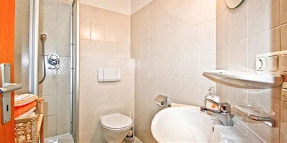 Monteurwohnung - Zimmertyp: Doppelzimmer - Tyrlaching - Fewo Bergblick Badezimmer - Ferienwohnungen und Apartments Zunhammer