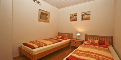 Monteurwohnung - Zimmertyp: Doppelzimmer - Chiemsee - Schlafzimmer der Ferienwohnung Sonne - Ferienwohnungen und Apartments Zunhammer