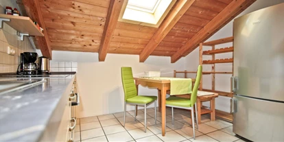 Monteurwohnung - Einzelbetten - Surberg - Voll ausgestattete Küche der Fewo Bergblick - Ferienwohnungen und Apartments Zunhammer