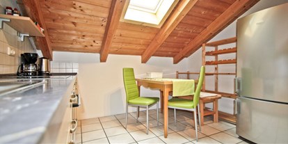 Monteurwohnung - Kühlschrank - Trostberg - Voll ausgestattete Küche der Fewo Bergblick - Ferienwohnungen und Apartments Zunhammer